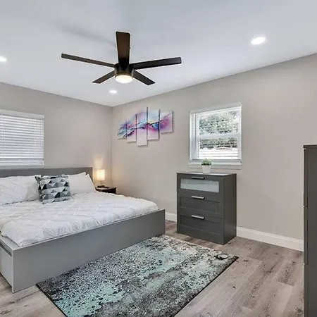 Immaculate & Cozy Entire Heated Pool House Villa